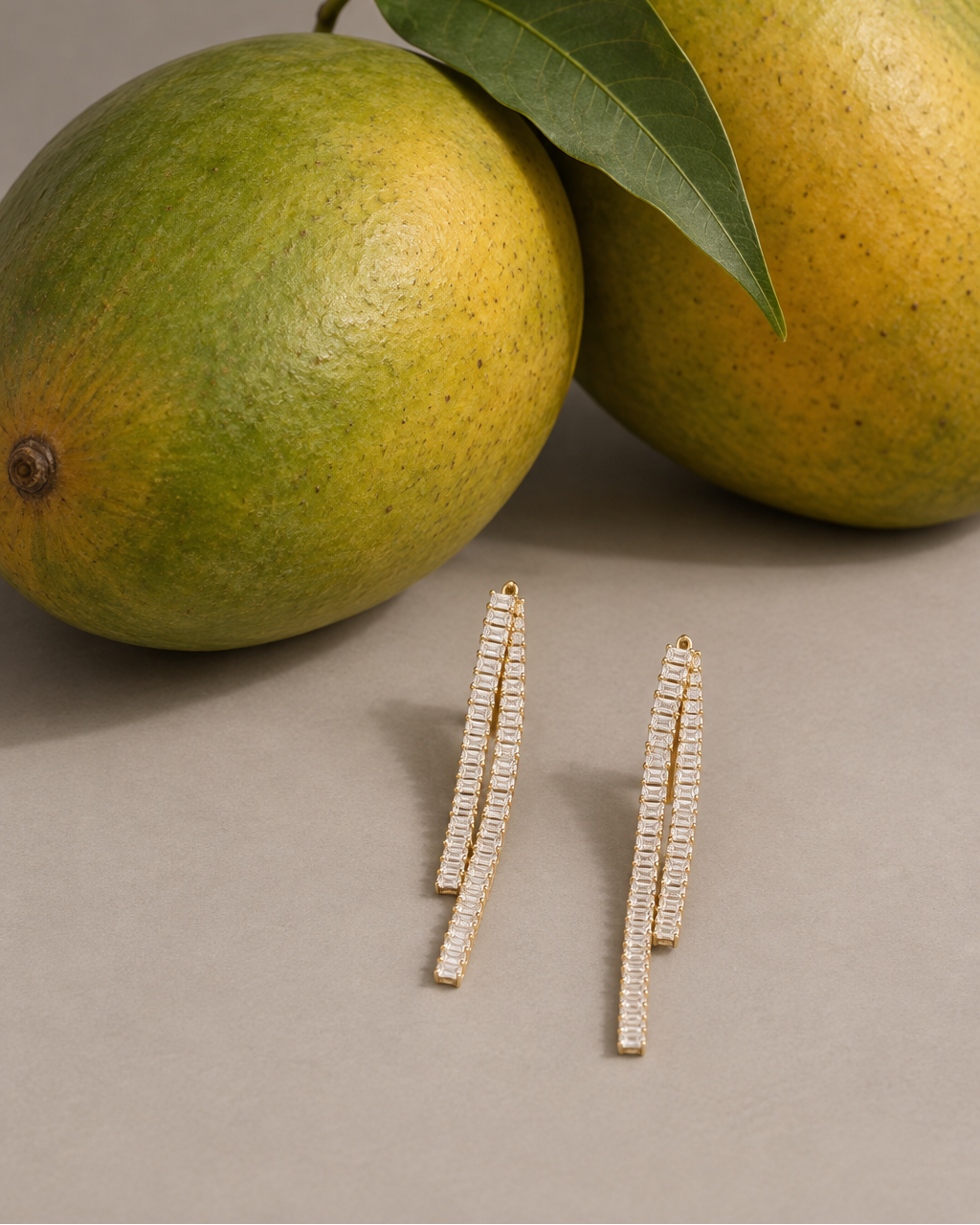 Pendientes GIOIA de Sibela Studio con piedras blancas en talla rectangular y acabado amarillo.
