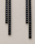 Pendientes GALEI de Sibela Studio con piedras negras en talla rectangular y diseño largo.