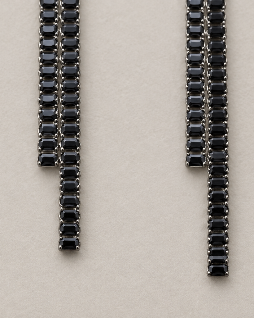 Pendientes GALEI de Sibela Studio con piedras negras en talla rectangular y diseño largo.