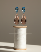 Pendientes inspirados en la joyería real con piedras sapphire y champagne en talla gota.