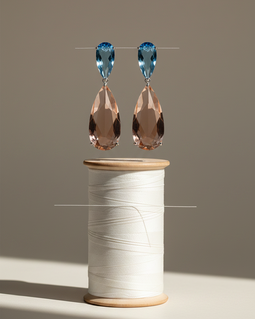 Pendientes inspirados en la joyería real con piedras sapphire y champagne en talla gota.