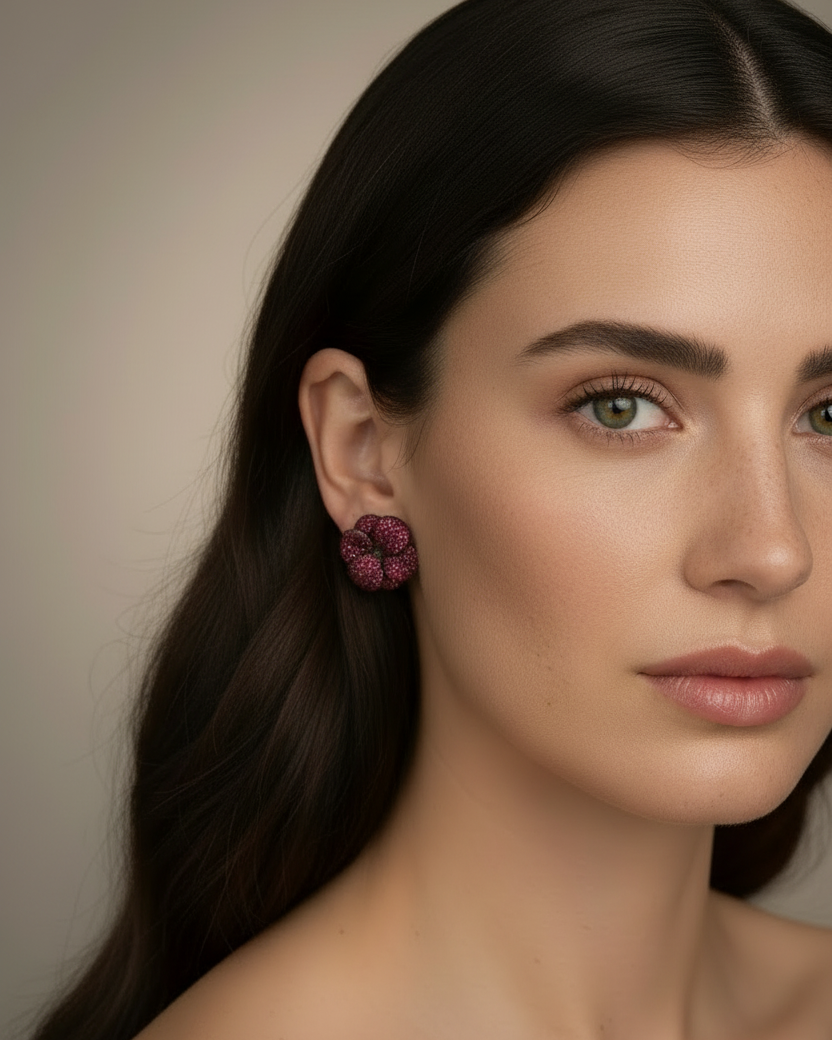 Pendientes Roaring con brillo granate intenso y diseño contemporáneo.