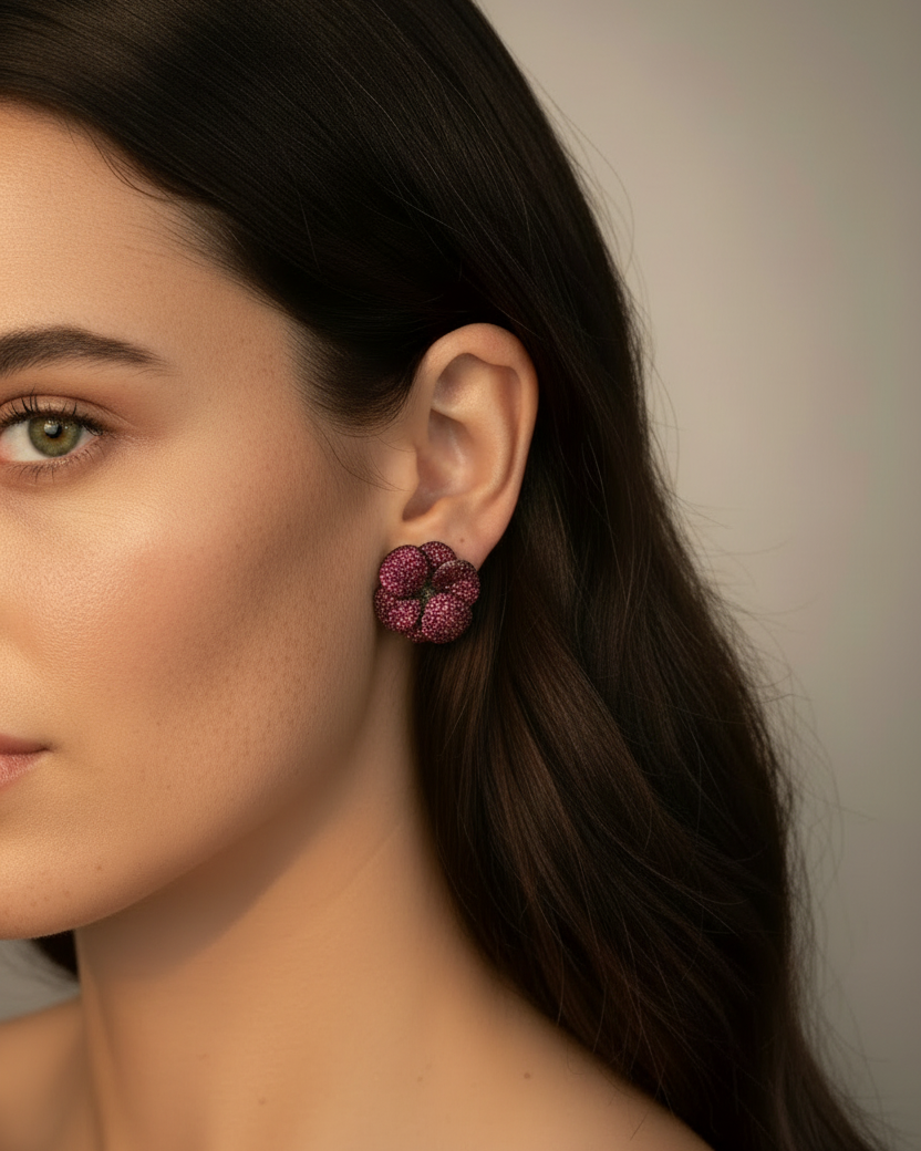 Pendientes Roaring de Sibela Studio con diseño floral y brillo sofisticado.
