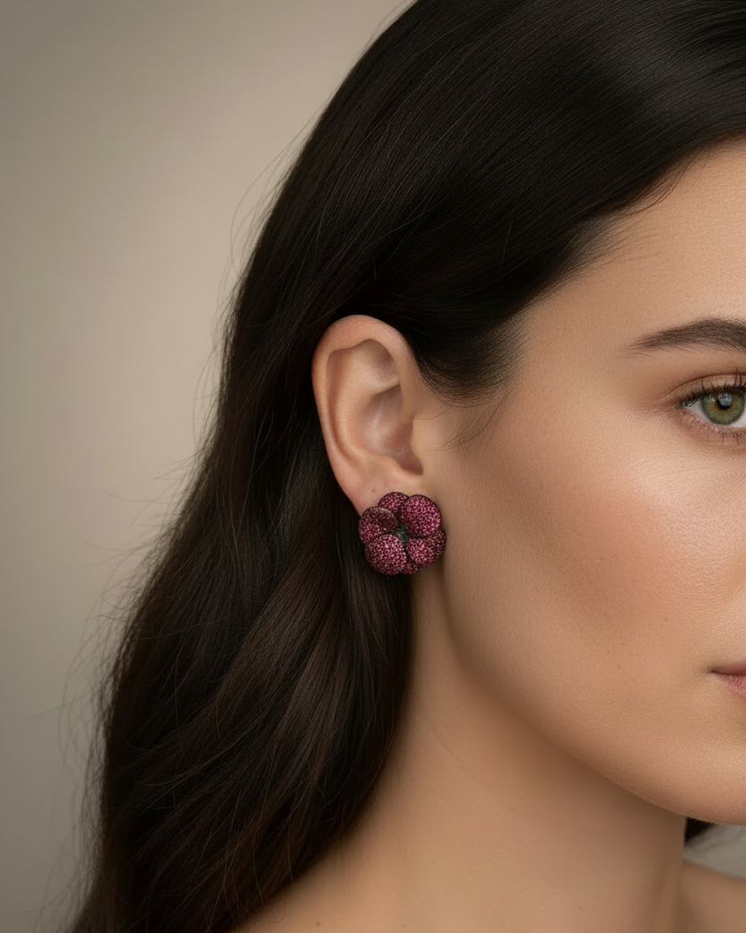 Pendientes Roaring con estética vintage y acabado en rodio negro elegante.