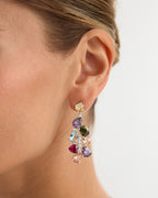 Pendientes con acabado en rodio y piedras de colores que aportan sofisticación y luz.
