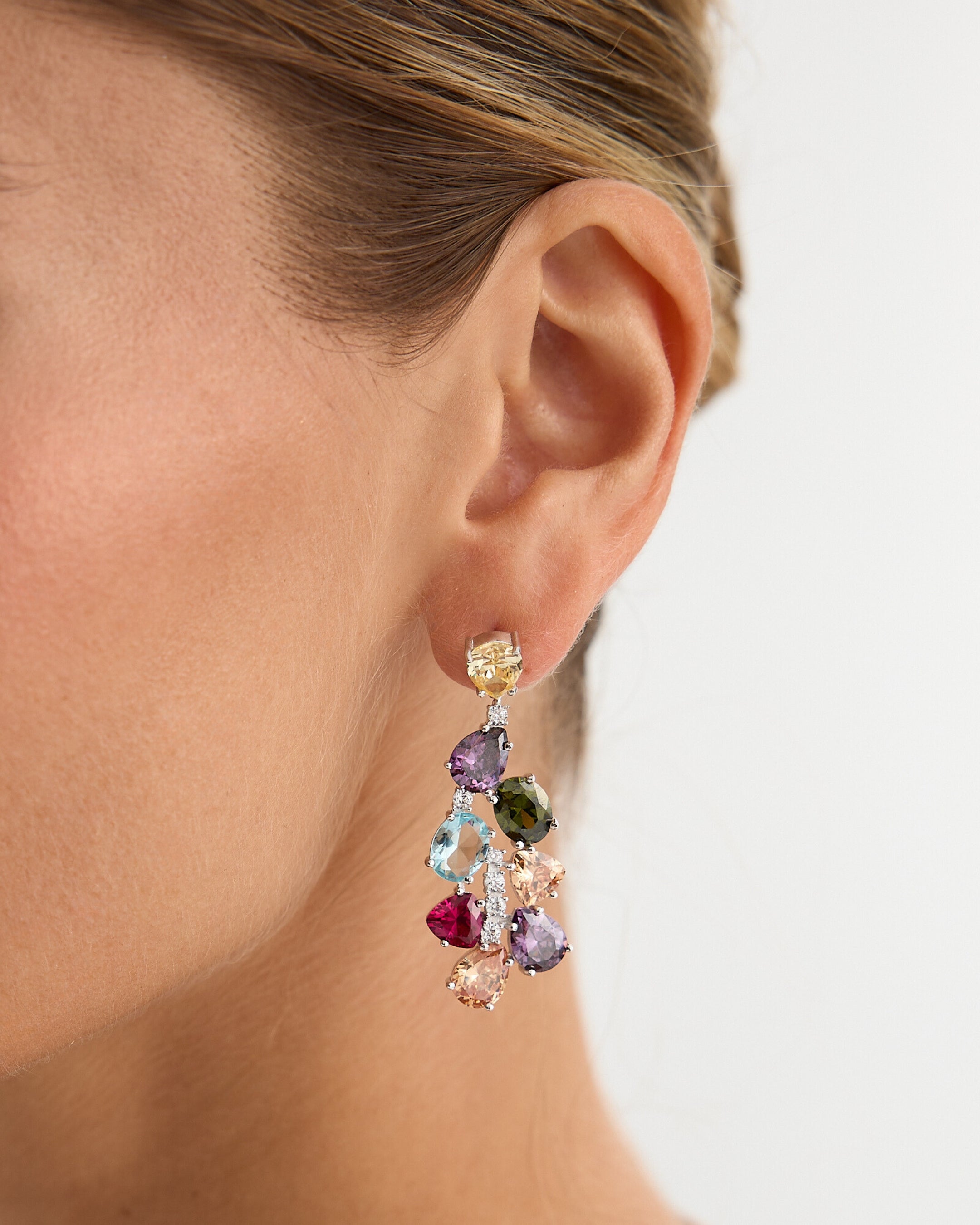 Pendientes con acabado en rodio y piedras de colores que aportan sofisticación y luz.