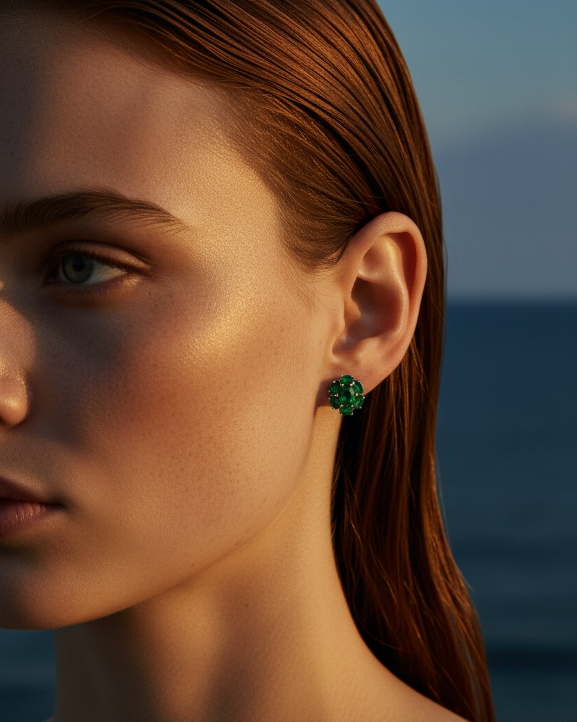 Pendientes en rodio blanco con piedras verdes elegantes y luminosas.