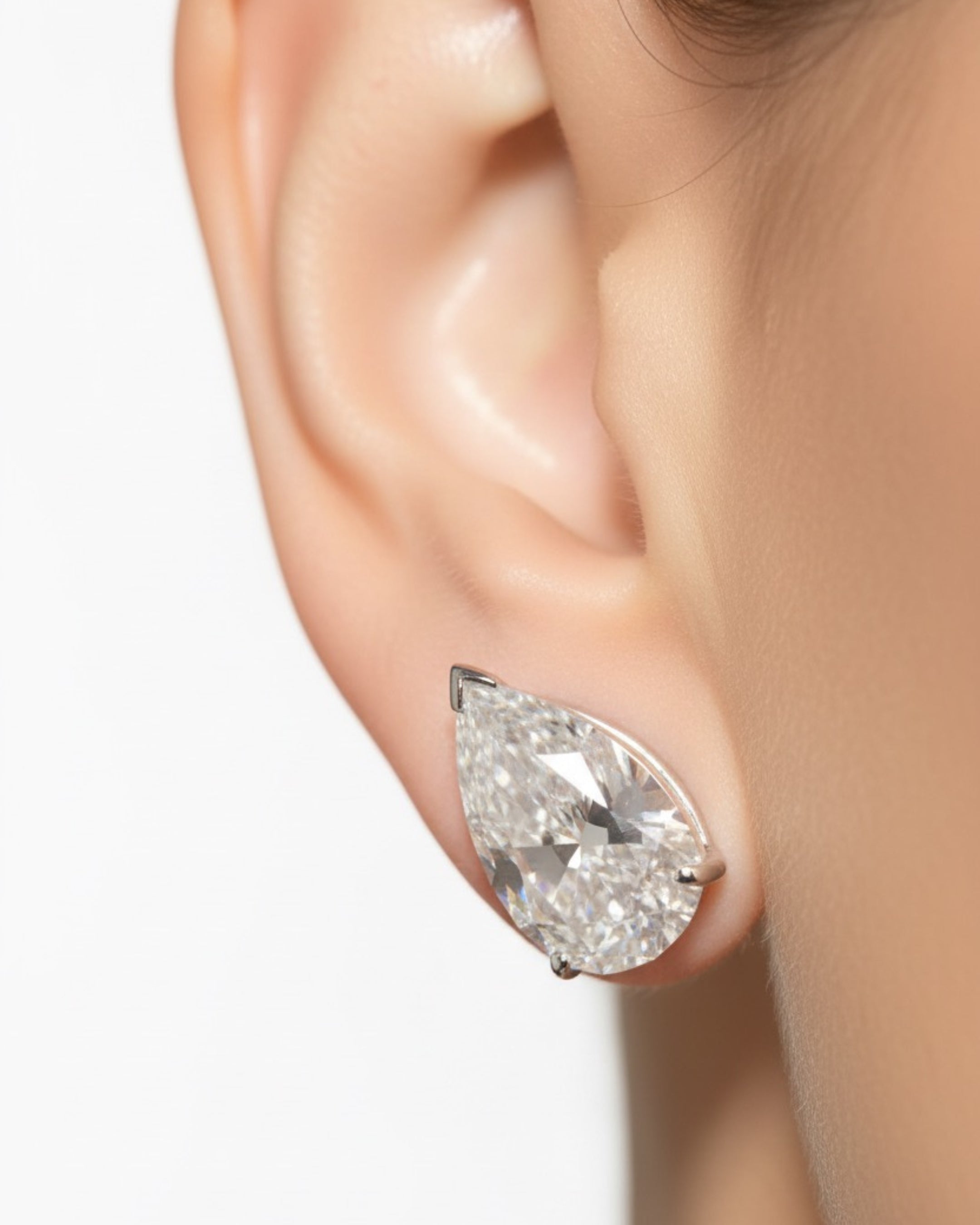 Pendientes con piedra lágrima blanca y acabado en rodio sofisticado.