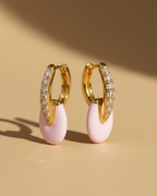 Pendientes rosa luminosos de Sibela Studio con esmalte y acabado en oro amarillo.