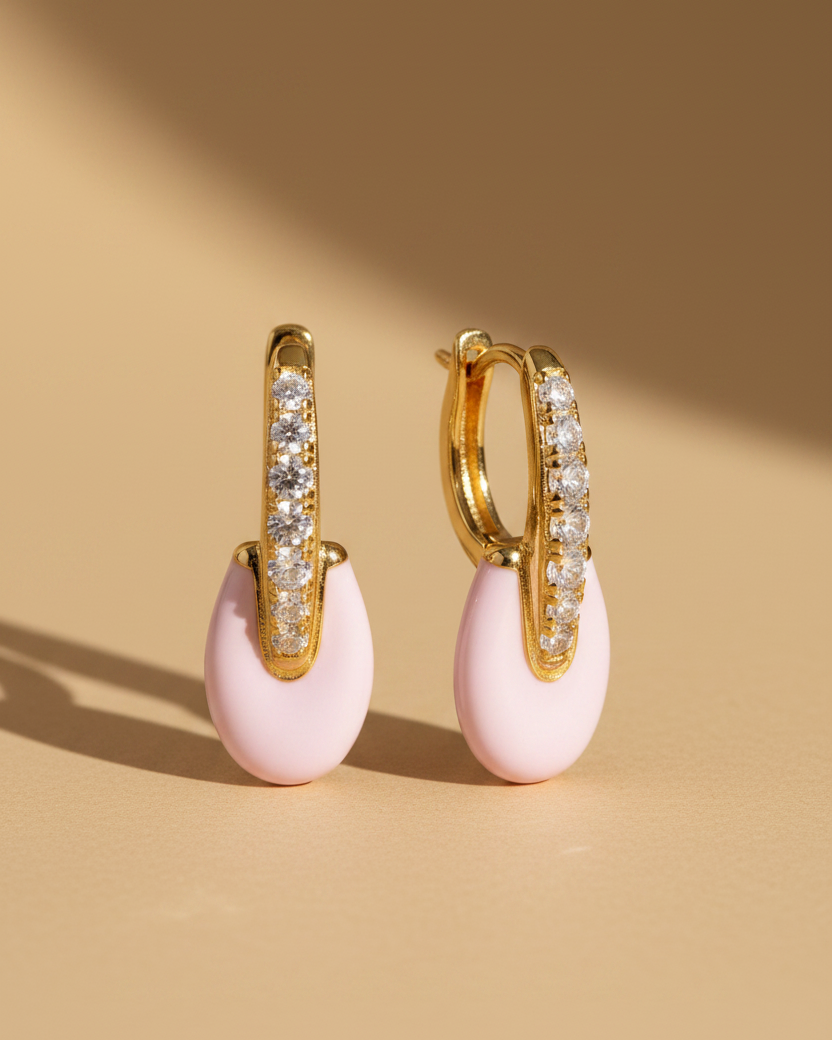 Pendientes modernos rosa con esmalte brillante y acabado sofisticado dorado.