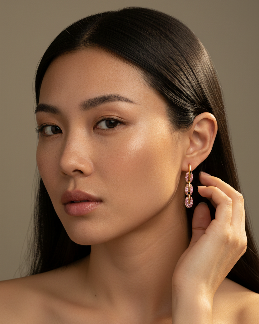 Pendientes con cadena dorada y piedras rosas brillantes, femeninos y modernos.