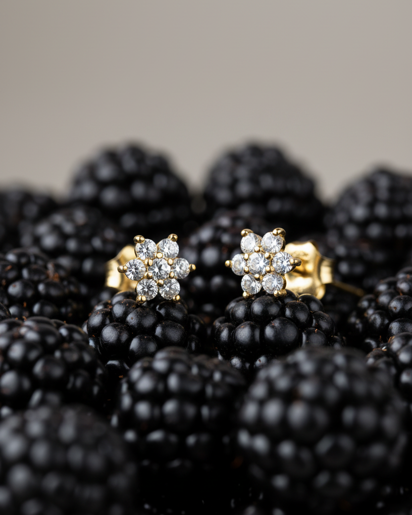 Pendientes de circonita blanca con chapado en oro amarillo, una joya elegante, versátil y fácil de combinar.