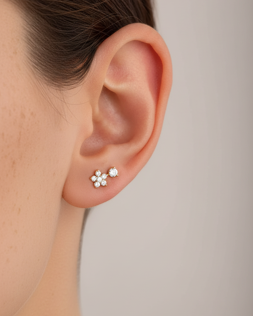 Pendientes con circonita blanca en talla circular de 2 mm.