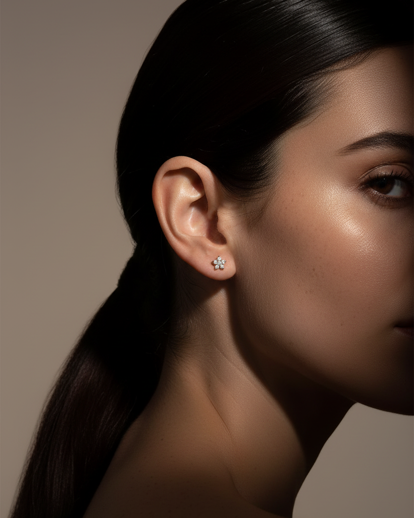 Pendientes pequeños y versátiles para looks cotidianos y combinaciones elegantes.