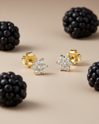 Pendientes minimalistas para mujer con circonita blanca y diseño atemporal inspirados en las joyas esenciales de fondo de joyero.