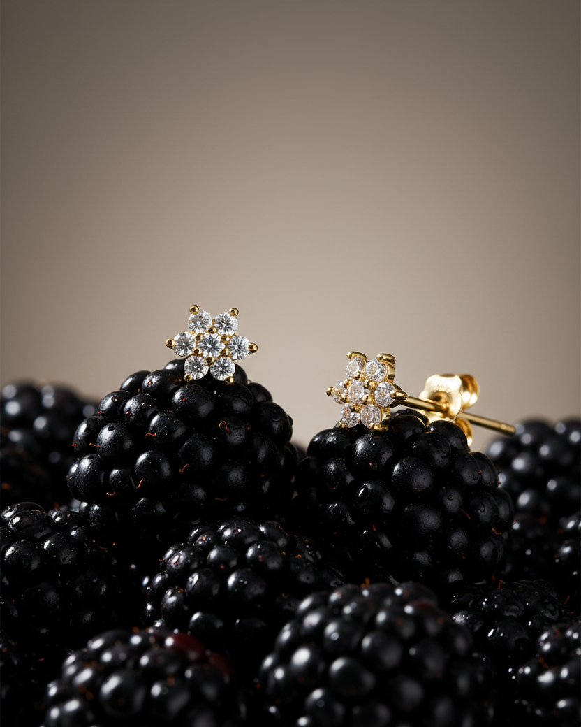 Pendientes Star de Sibela en plata de ley 925 y chapado en oro amarillo, un básico elegante para cualquier ocasión.