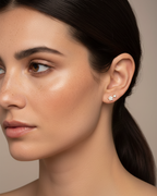 Pendientes pequeños de plata de ley 925 chapados en oro amarillo, ideales para llevar a diario o combinar con otros pendientes.