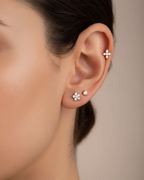 Pendientes Star de tamaño pequeño perfectos para segundo agujero y combinaciones de pendientes con estilo minimalista.