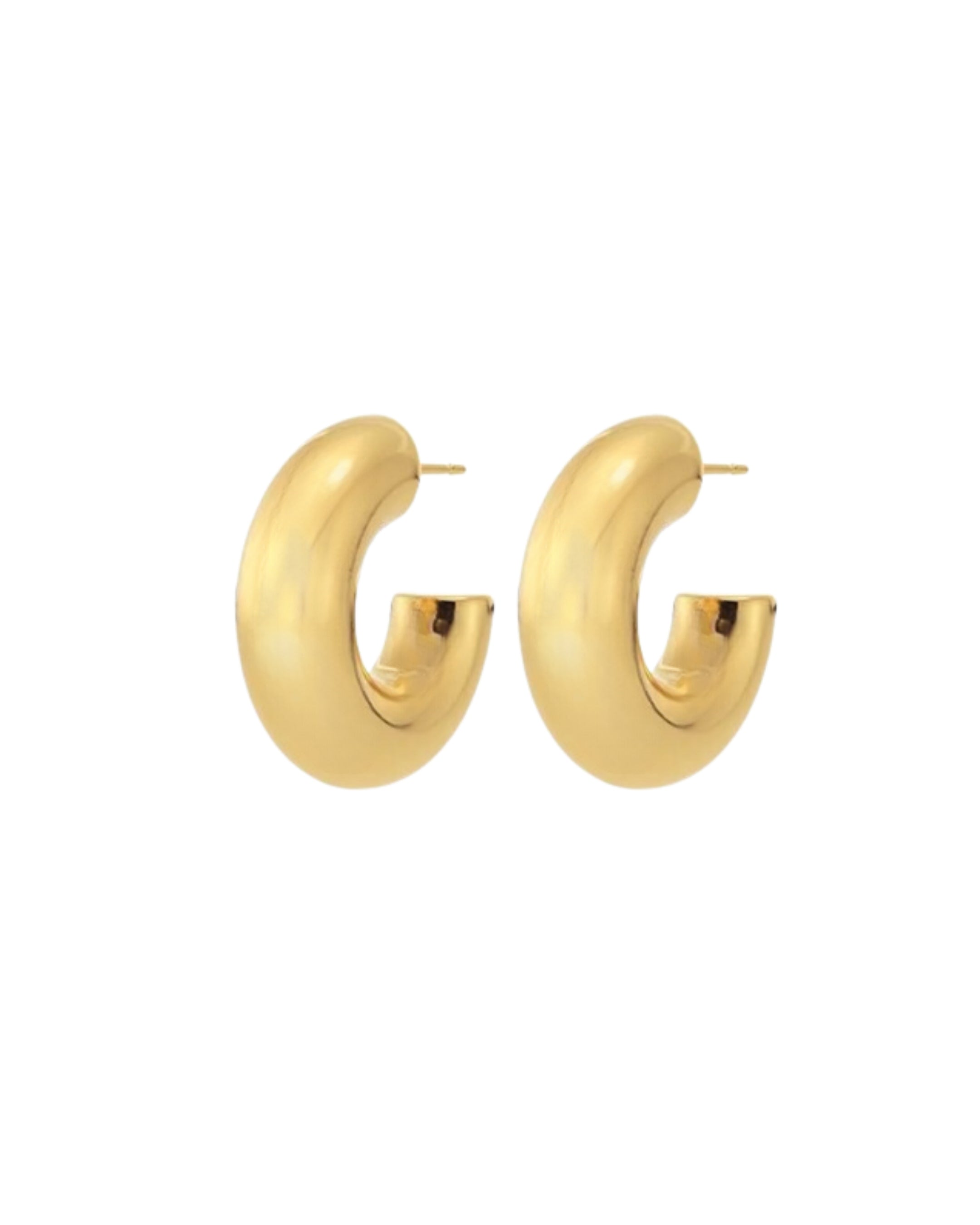Los pendientes Twist, diseñados en forma de aros pequeños, son el accesorio ideal para quienes buscan una pieza sencilla pero con un toque distintivo. Fabricados en plata de ley y bañados en oro amarillo de 18 quilates, cuentan con un elegante acabado en amarillo mate. Con un diámetro de 10 mm y un grosor de 8 mm, su diseño moderno y sofisticado los hace perfectos para cualquier ocasión, ofreciendo estilo y versatilidad. El cierre de tuerca garantiza un ajuste seguro y cómodo