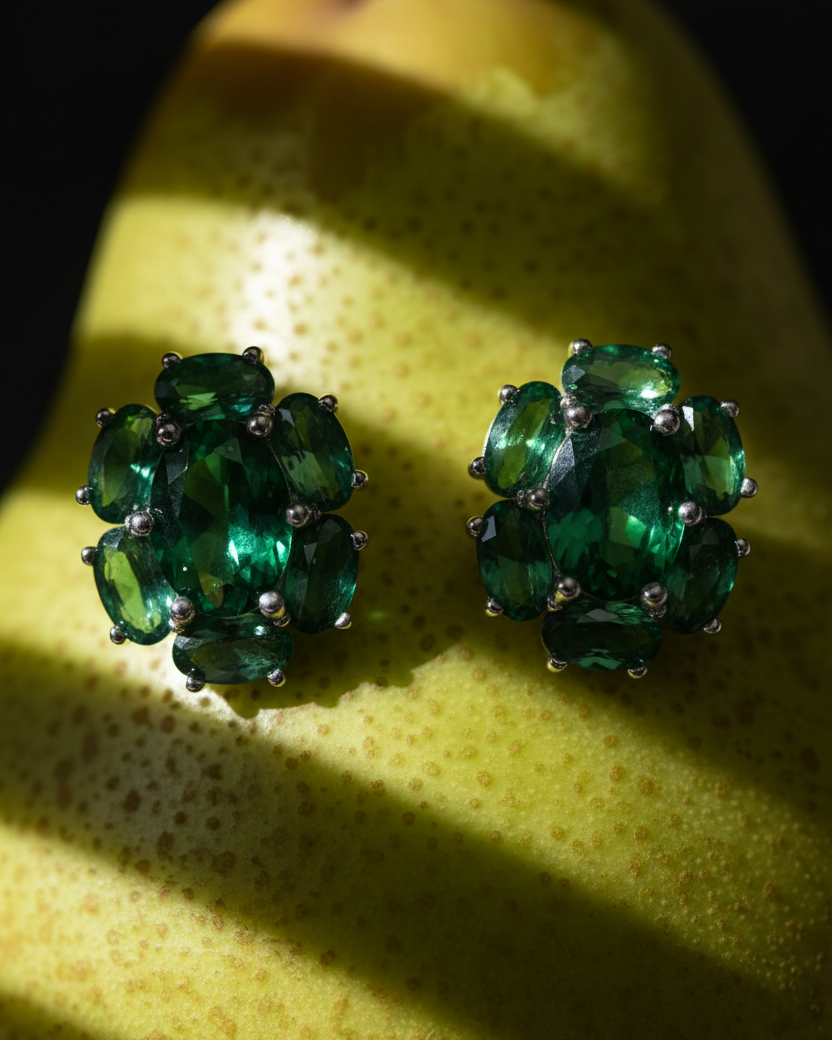 Pendientes contemporáneos verde esmeralda con acabado en rodio blanco.