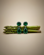 Pendientes verdes brillantes con diseño exclusivo y acabado en rodio blanco de Sibela Studio.