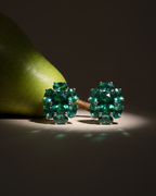 Pendientes MORE con brillo sutil y piedras verde esmeralda sofisticadas.