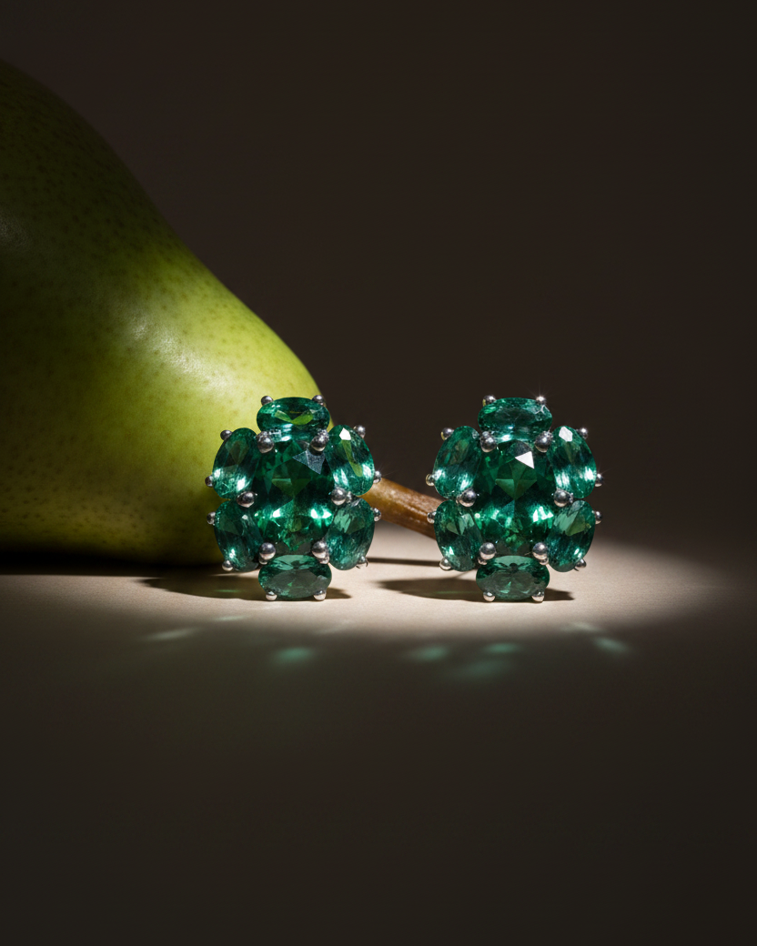 Pendientes MORE con brillo sutil y piedras verde esmeralda sofisticadas.