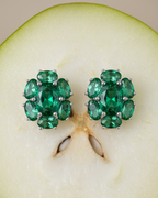 Pendientes delicados para mujer con piedras verdes y brillo sofisticado.
