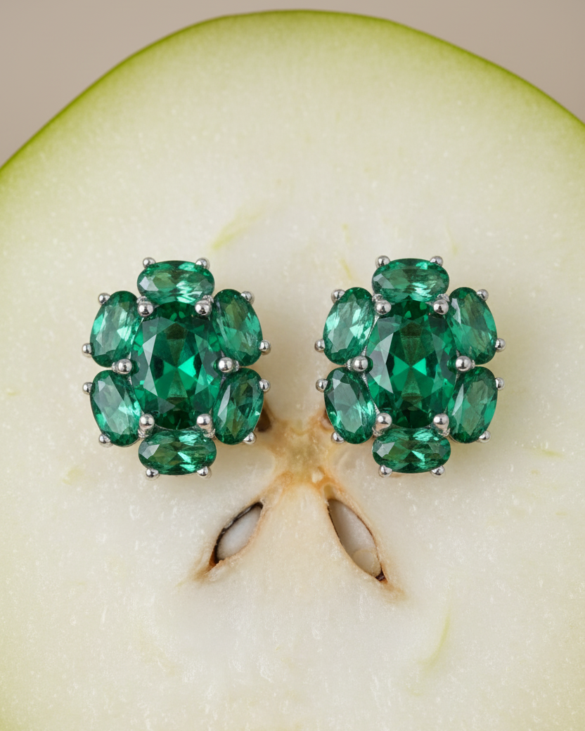 Pendientes delicados para mujer con piedras verdes y brillo sofisticado.