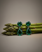 Pendientes verdes de diseño exclusivo con piedras color esmeralda de gran tamaño.