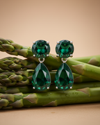 Pendientes MUSE verdes para mujer con piedra color esmeralda y diseño elegante en rodio blanco | Sibela Studio