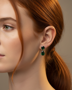 Pendientes verdes MUSE puestos en modelo, joya elegante para invitadas, bodas y eventos | Sibela Studio