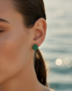 Pendientes pequeños verdes elegantes con acabado brillante en rodio blanco.