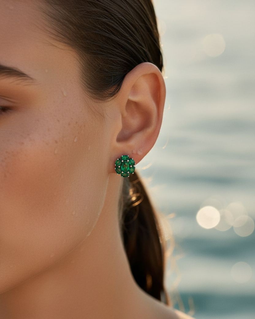 Pendientes pequeños verdes elegantes con acabado brillante en rodio blanco.