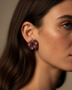 Pendientes vintage granate de Sibela Studio con brillo refinado y elegante.