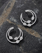 Pendientes Zenit de 28 mm de anchura con silueta de luna y detalles de piedras blancas.