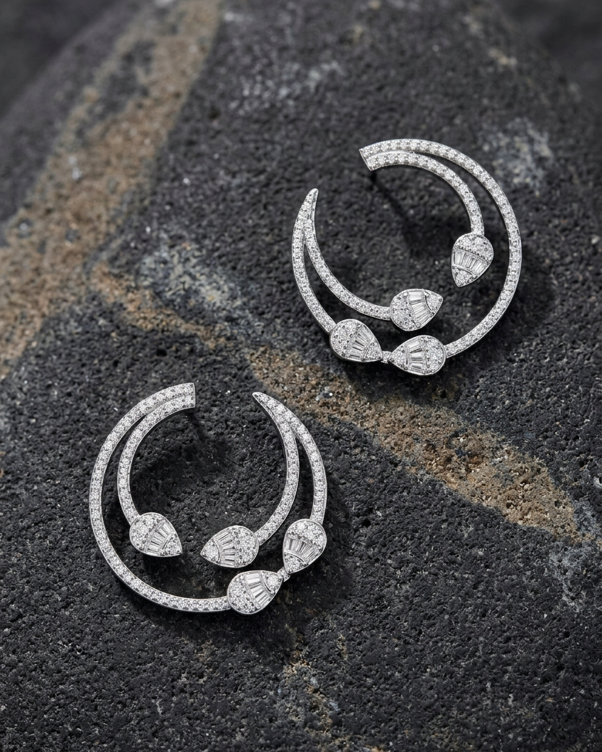 Pendientes Zenit de 28 mm de anchura con silueta de luna y detalles de piedras blancas.