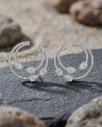 Pendientes Zenit de Sibela Studio con acabado en rodio, piedras blancas y diseño elegante de inspiración celestial.