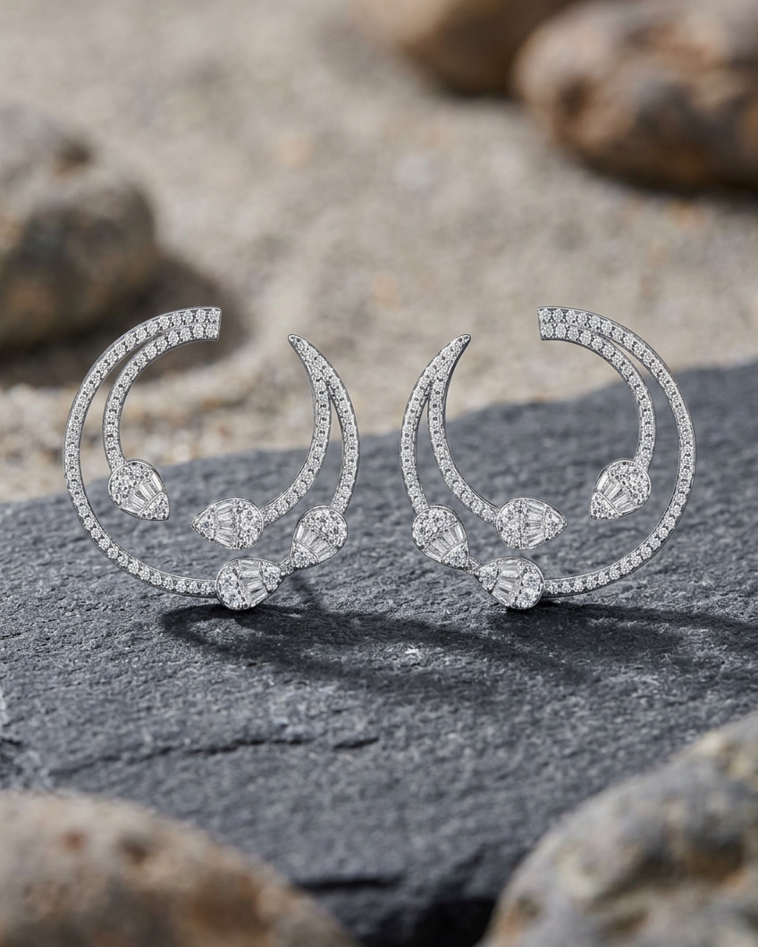 Pendientes Zenit de Sibela Studio con acabado en rodio, piedras blancas y diseño elegante de inspiración celestial.