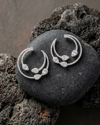 Pendientes Zenit con piedras blancas dispuestas en formas de gotas y diseño luminoso.