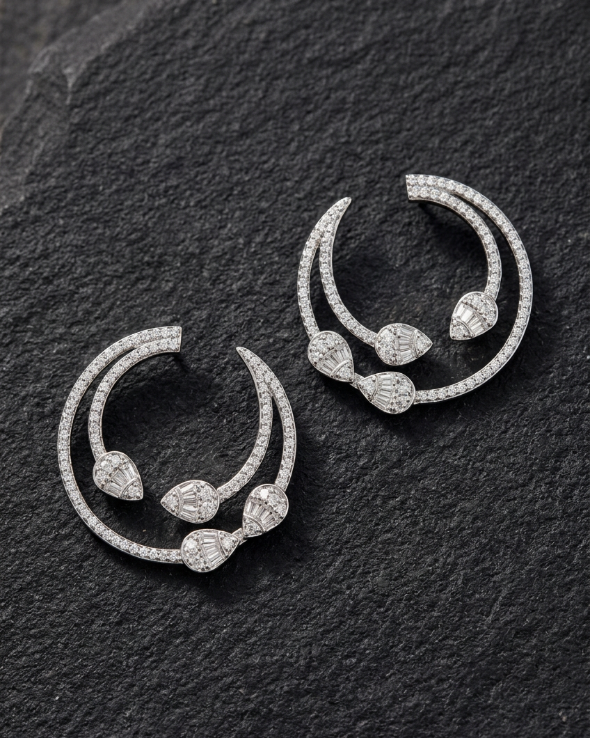 Pendientes Zenit de Sibela Studio con diseño sofisticado inspirado en formas celestiales.