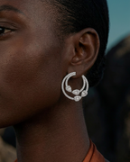 Pendientes elegantes para mujer Zenit de Sibela Studio con piedras blancas y acabado en rodio.