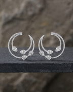 Pendientes Zenit con piedras blancas, ideales para completar estilismos elegantes y de fiesta.