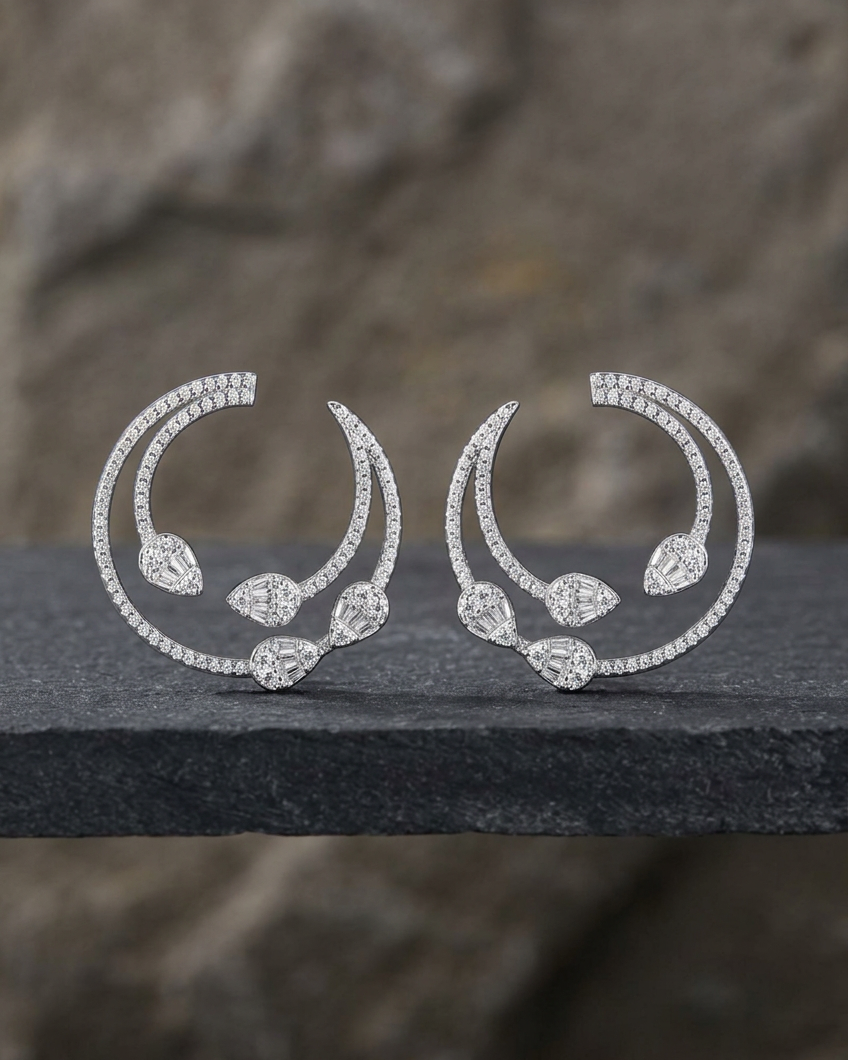 Pendientes Zenit con piedras blancas, ideales para completar estilismos elegantes y de fiesta.