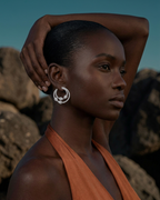 Pendientes Zenit de Sibela Studio con un diseño sofisticado y luminoso.