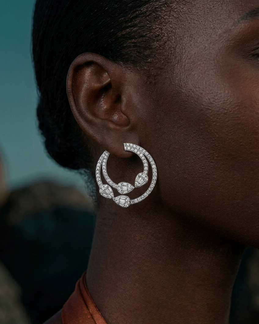 Pendientes Zenit de Sibela Studio con acabado rodinado y detalles de piedras blancas.