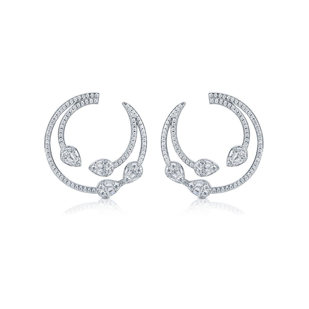 Pendientes Zenit de Sibela Studio con baño de rodio y piedras blancas brillantes.