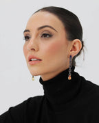  Pendientes Fuso en plata de ley 925 con baño de rodio negro y oro amarillo de 18 kts. Engastados con piedras de tonos rosa, violeta y naranja, cada eslabón está trabajado a mano, combinando arte y elegancia en una pieza sofisticada.