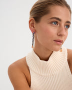 Pendientes Fuso en plata de ley 925 con baño de rodio negro y oro amarillo de 18 kts. Engastados con piedras de tonos rosa, violeta y naranja, cada eslabón está trabajado a mano, combinando arte y elegancia en una pieza sofisticada.