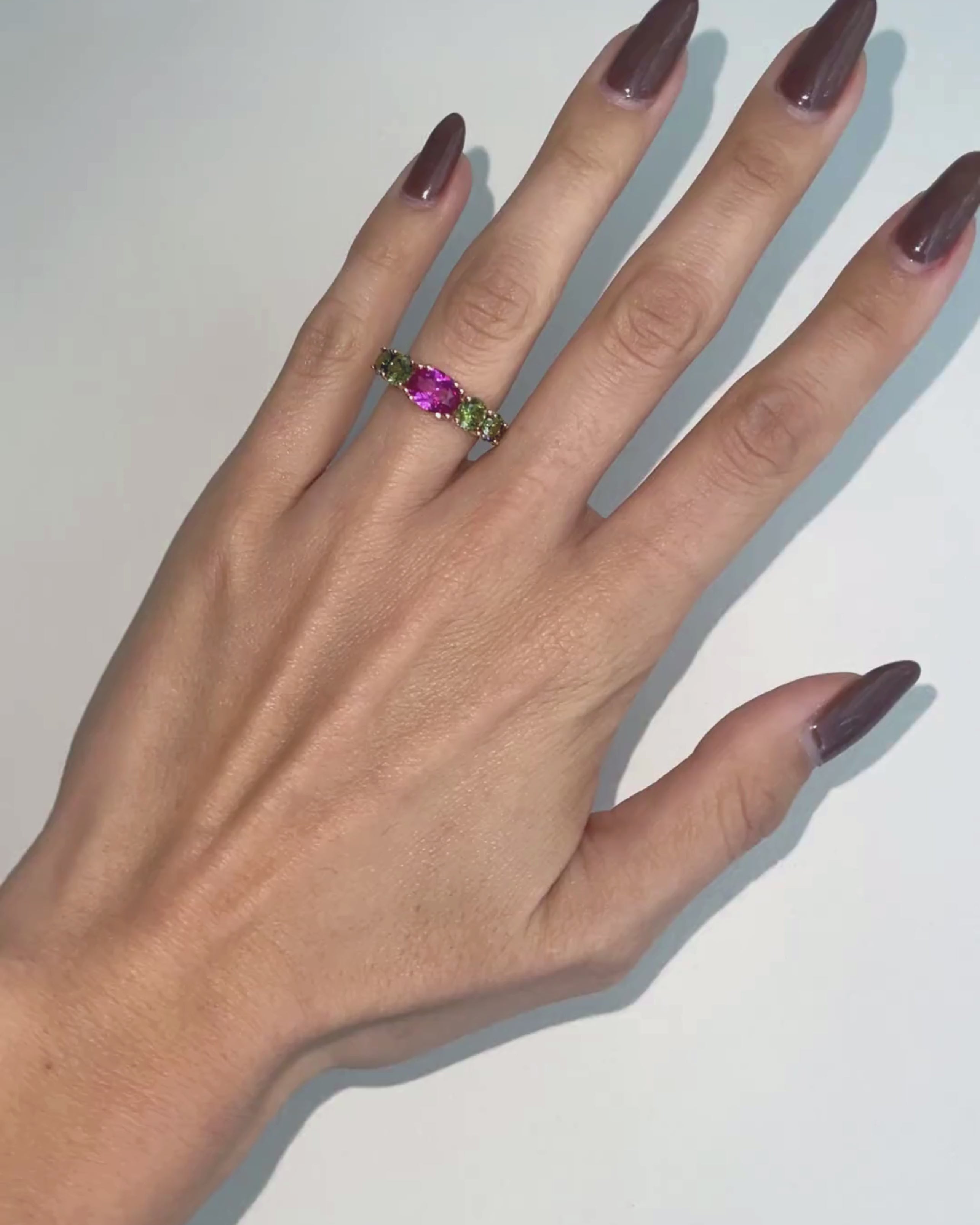 anillo Cyca elaborado en plata de primera ley 925 milésimas, con un elegante baño de oro rosa. El anillo está adornado con piedras en tonos verde y rosa, combinadas en tallas circular y ovalada. Este diseño único fusiona sofisticación y color, ideal para quienes buscan una pieza de joyería moderna y llamativa. Perfecto para destacar en cualquier ocasión especial o para complementar un estilo elegante. Joyería de alta calidad con un acabado impecable.